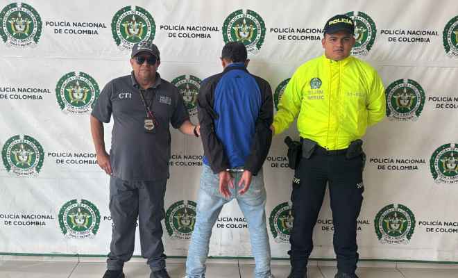 Hombre capturado en medio de funcionario del CTI y un polic&iacute;a