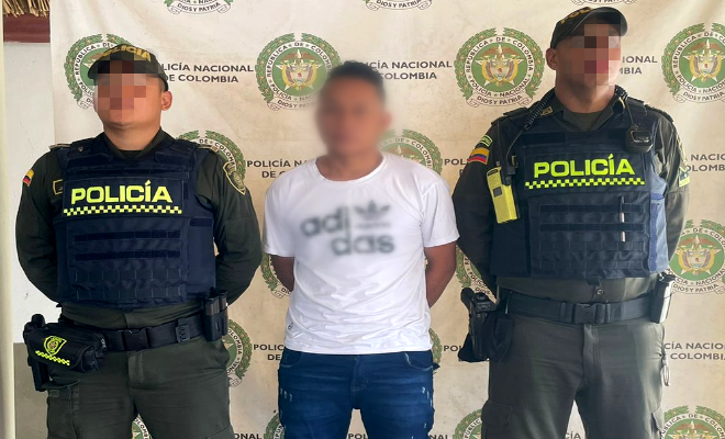 Persona capturada-policías custodiando