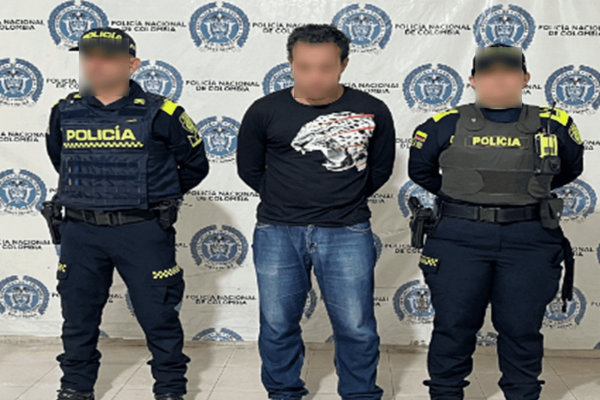 Persona capturada-policías custodiando