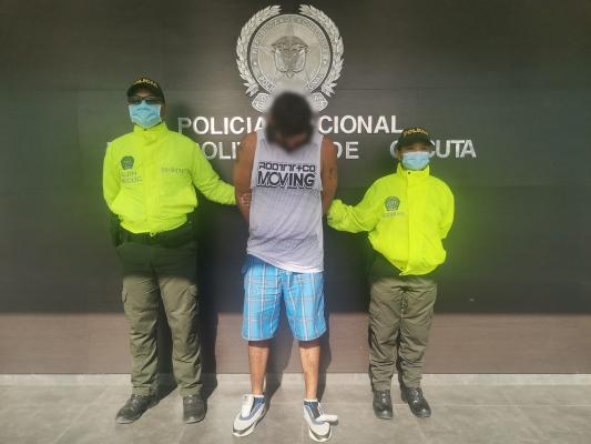 persona capturada- policías custodiando 