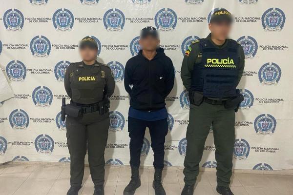 Persona capturada-policías custodiando