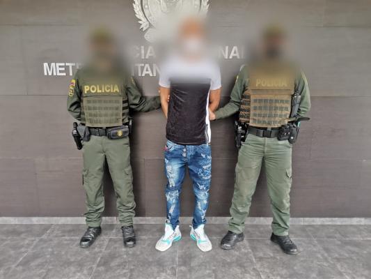 1 persona capturada-policías custodiando