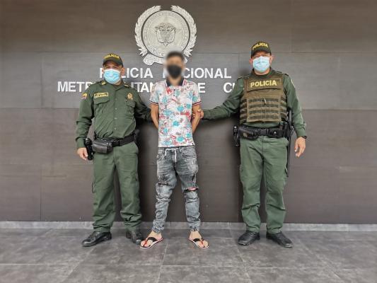 una persona capturada-policías custodiando