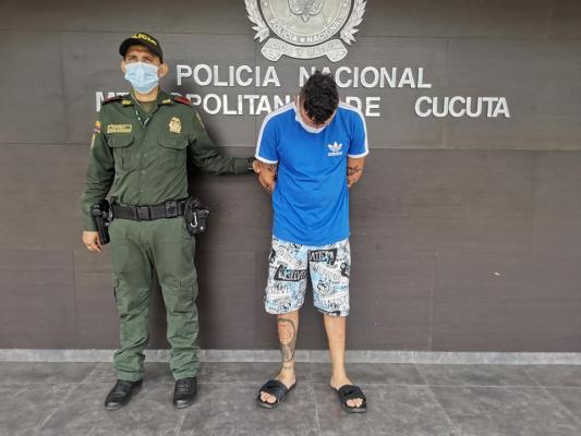 Fue dejado a disposición de la autoridad competente por los delitos de tráfico, fabricación o porte de armas de fuego 