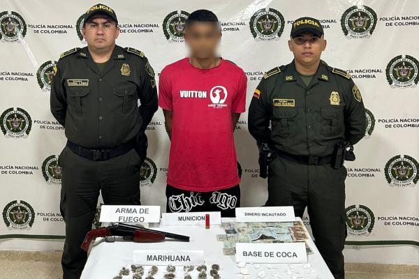 Dos policías y un capturado por expendedor y decomisan drogas y un arma.
