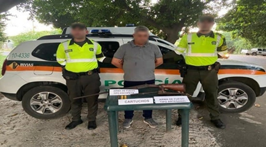 Este ciudadano fue detenido transportando un arma de fuego