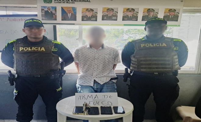 Persona capturada-policías custodiando