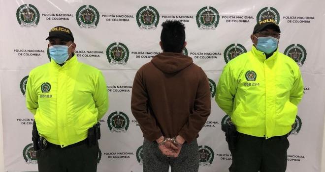 una persona capturada-policías custodiando