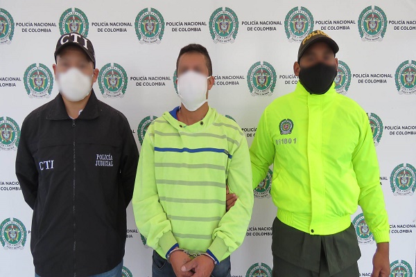  intercepta_a_la_pequeña_y_le_toca_sus_partes_íntimas 