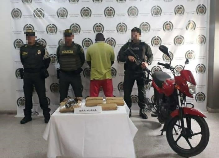 El Sujeto Capturado Trasportaba 4.226 Gramos De Marihuana Al Interior De Una Caja De Cartón 