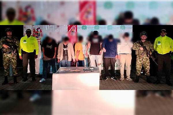  Personas capturadas-policías custodiando