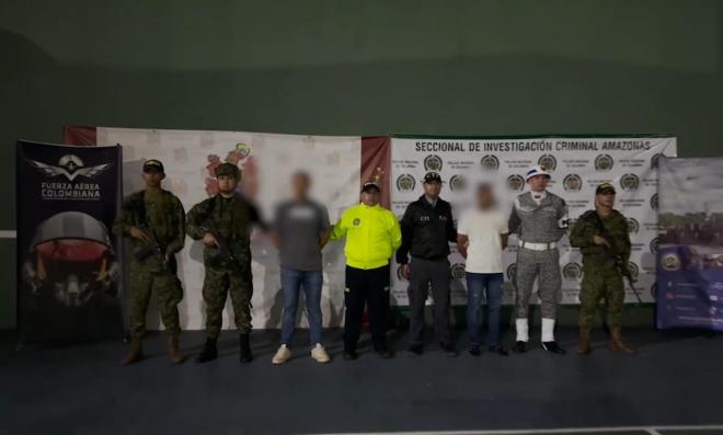 Tres presuntos integrantes del ‘Frente Jhonier Arenas’ fueron capturados en Amazonas y Putumayo, debilitando la capacidad logística y operativa del grupo criminal.