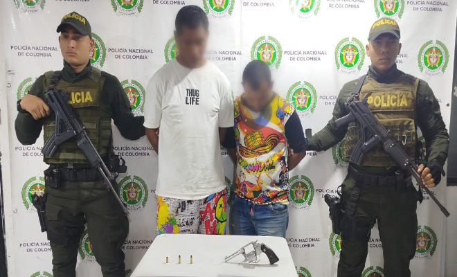 Se les halló en su poder un revólver calibre 32 milímetros y munición.