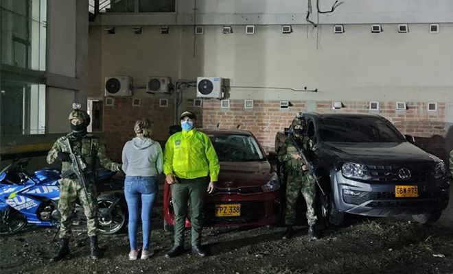 Capturada con dos vehículos y una motocicleta hurtados 