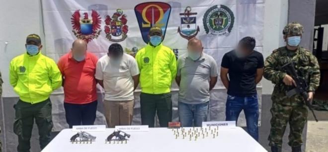 4 capturados-policías custodiando-elementos incautados