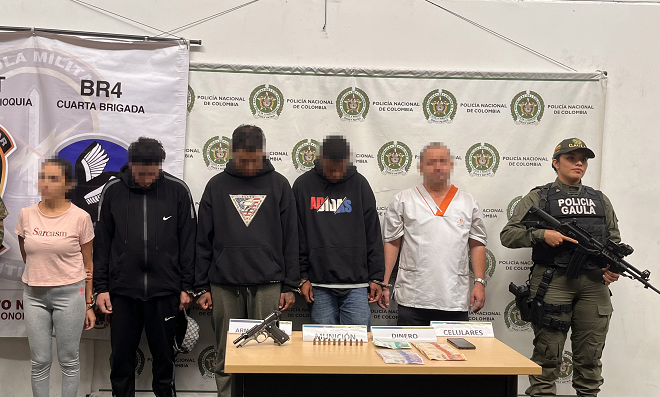 Policías custodian a capturados en Belén Medellín por extorsión