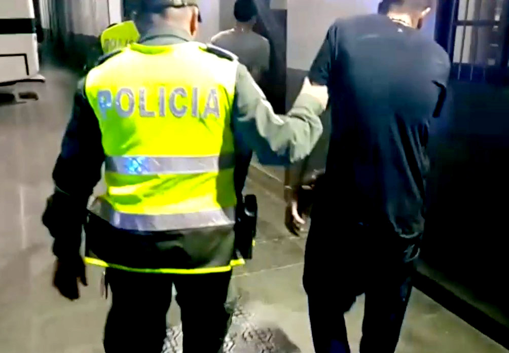 Policía de cuadrante conduce a hombre capturado por hurto de motocicleta