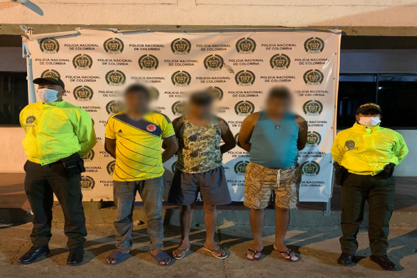 personas capturadas-policías custodiando