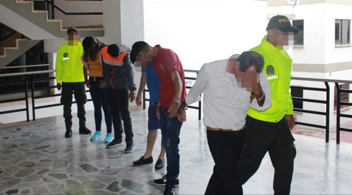 Cuatro hombres y una mujer fueron los capturados mediante diligencias de allanamiento y registró.