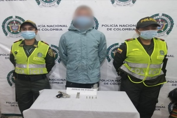 1 persona capturada-policías custodiando-arma de fuego incautada