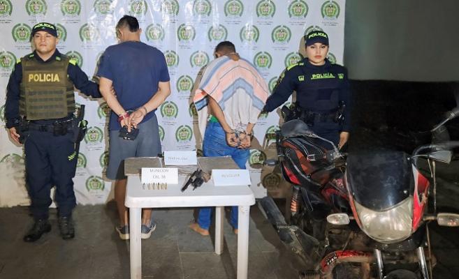 Capturados dos hombres que se movilizaban en una moto portando un arma de fuego y estupefacientes 