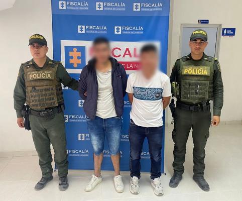 Persona capturada-policías custodiando