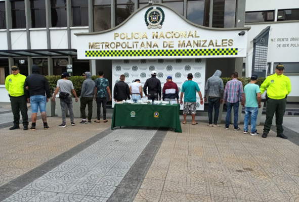 Personas capturadas-policías custodiando