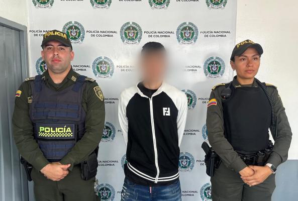 Capturado por orden judicial en el barrio la Pola, por el delito de tráfico, porte, fabricación o tenencia de armas de fuego, luego de las audiencias pertinentes, fue cobijado con medida de aseguramiento en centro carcelario. 