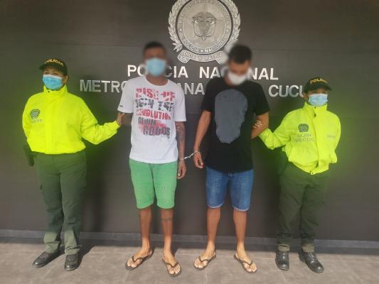 Dos personas capturadas portando una granada de fragmentación 