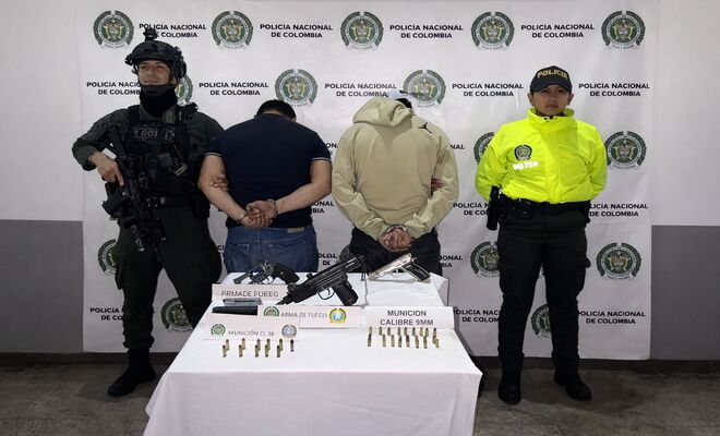 dos policías, 2 capturados por porte ilegal de armas y elementos incautados