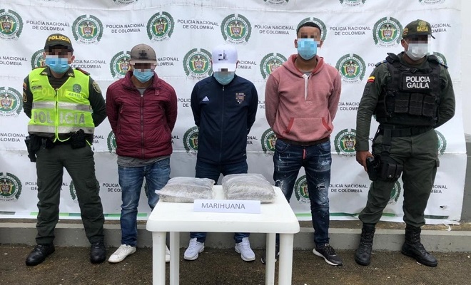 Capturamos tres sujetos que se movilizaban en un vehículo cargado de droga.