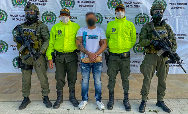 1 persona capturada-policías custodiando