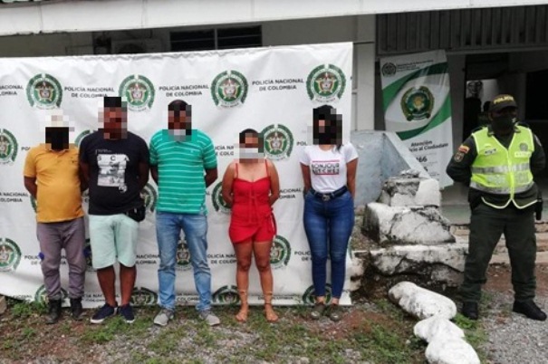 Capturamos-a-cinco-personas-dentro-de-establecimiento-comercial