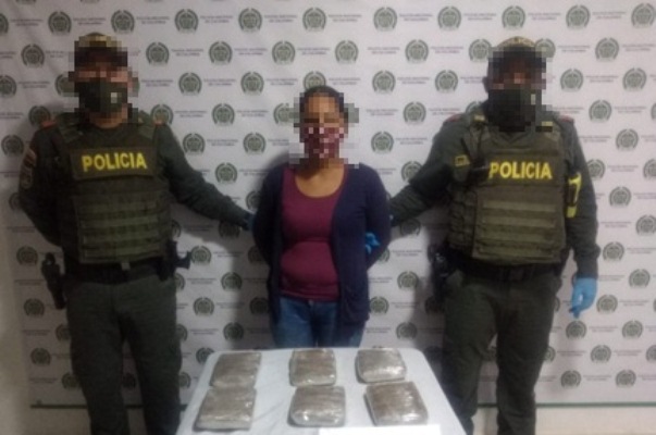 Capturamos a una  mujer con seis “panelas” de marihuana