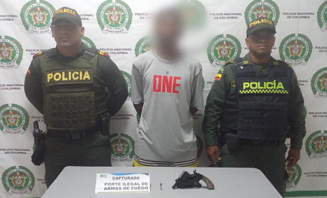 La comunidad alertó a las autoridades. Se le halló en su poder un arma de fuego