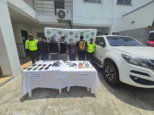 Dos policías de transito y transportes custodian a 5 capturado y armamento incautado