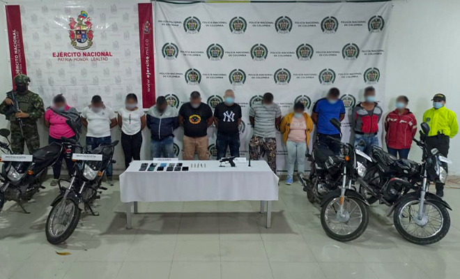 11 personas capturadas-policías custodiando-motocicletas inmovilizadas