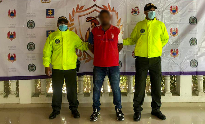 1 persona capturada-policías custodiando-