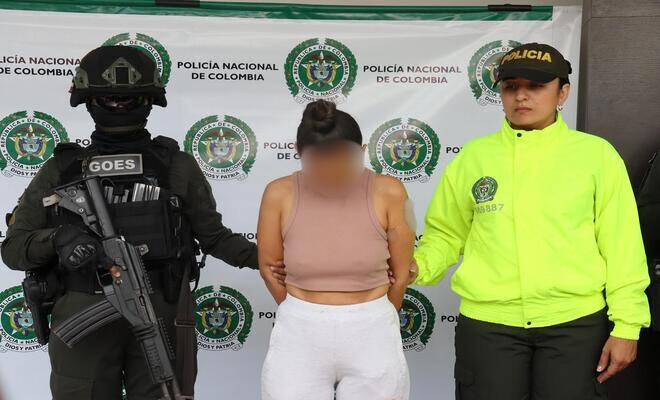 Presunta captura de una mujer en compa&ntilde;&iacute;a de dos uniformados de la Polic&iacute;a Nacional