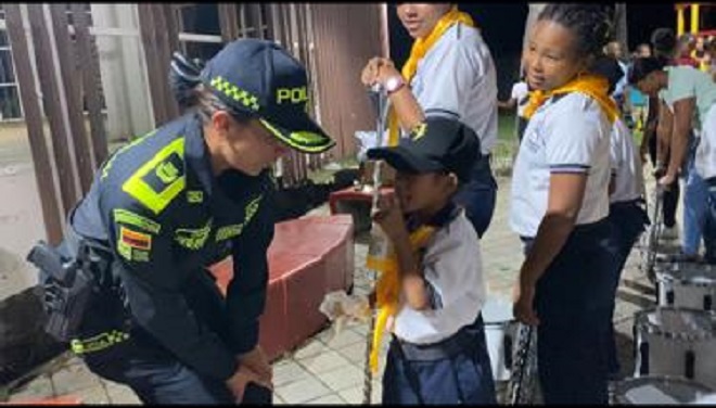 integrante del grupo de carabineritos junto a la comandante del departamento