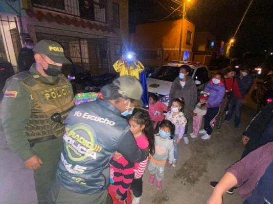 policías entregando regalos