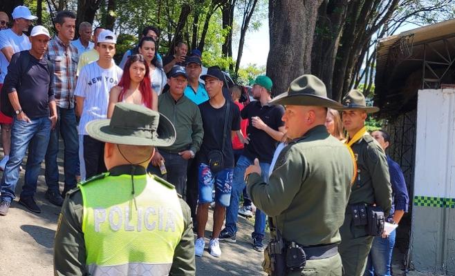 Policias en actividad con la comunidad