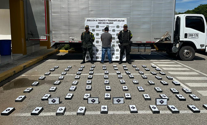 Persona capturada-policías custodiando-Elementos incautados