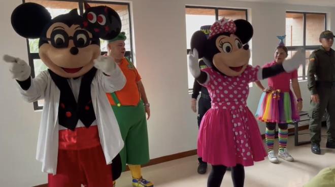 La Policía Nacional y la Asociación de Obras Sociales llevaron alegría a niños, niñas y adolescentes en este día tan especial para ellos