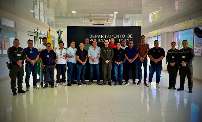 Polic&iacute;as y periodistas posando para la fotograf&iacute;a general de la actividad en celebraci&oacute;n del D&iacute;a del Periodista