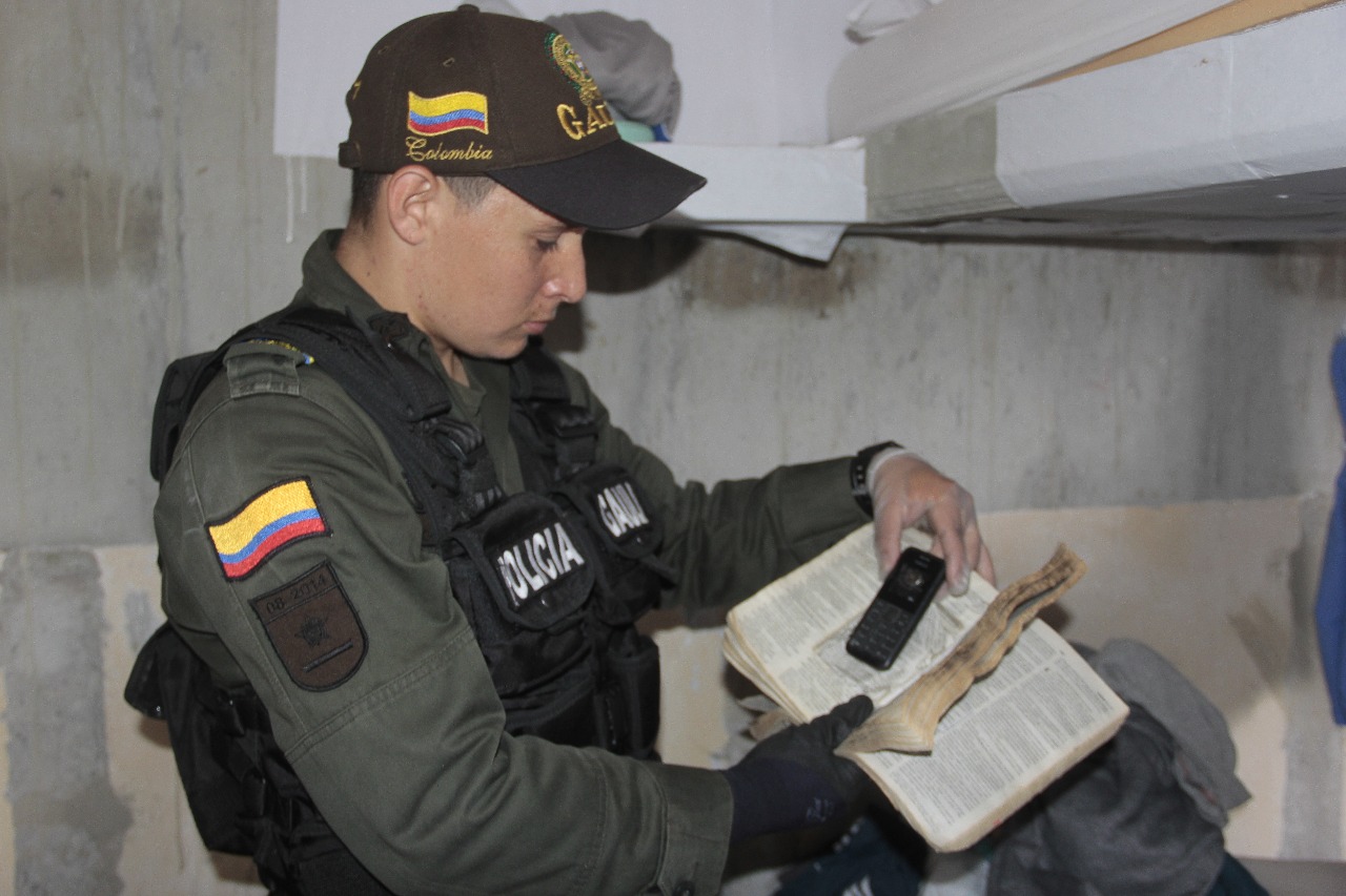 celular_oculto_en_biblia_carcel_palogordo