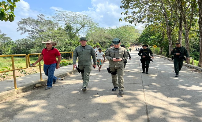 Policías caminando por calles de tierradentro