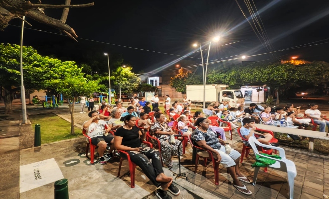 comunidad de barrio El Balboa viendo una pelicula en el parque principal del barrio 