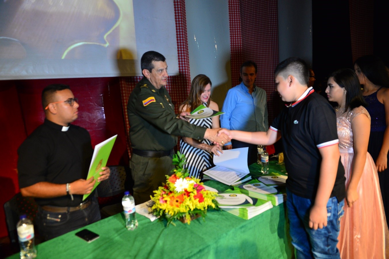Momento de la entrega de certificados en diplomado de facilitadores en convivencia y seguridad
