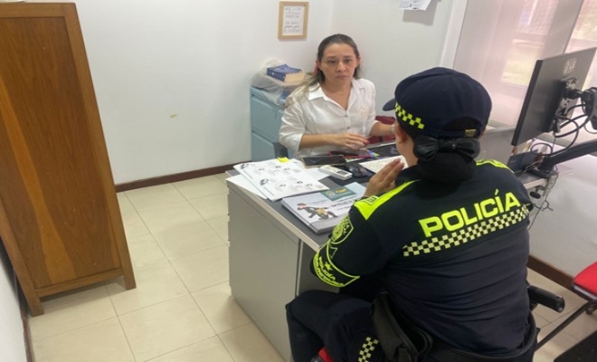 Policía comunitaria dialogando con docentes de institución educativa